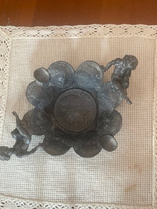 Posacenere vintage decorato con figure, in peltro