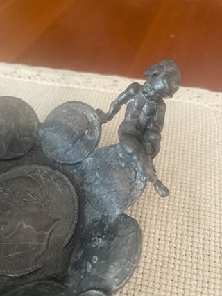 Posacenere vintage decorato con figure, in peltro