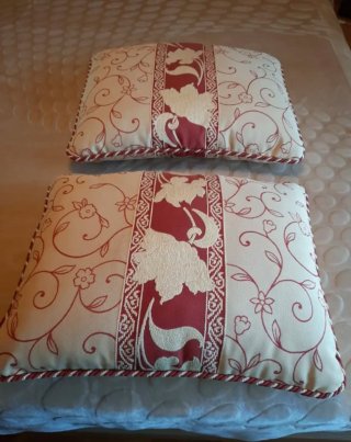 2 Cojines Decorativos Beige y Rojo