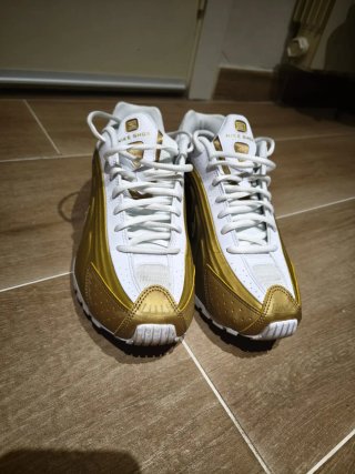 Nike Shox Blancas y Doradas originales