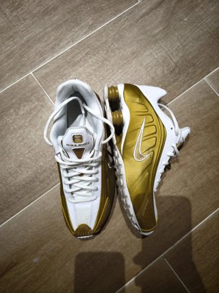 Nike Shox Blancas y Doradas originales