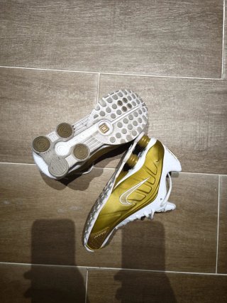 Nike Shox Blancas y Doradas originales