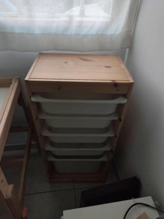 Escritorio y estantería de madera.