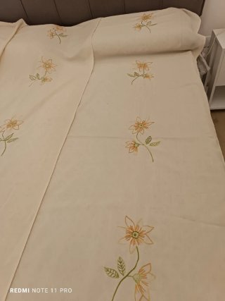 Tende ricamate beige e arancioni