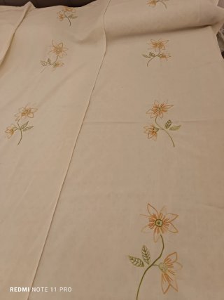 Tende ricamate beige e arancioni