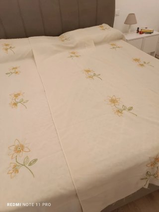Tende ricamate beige e arancioni