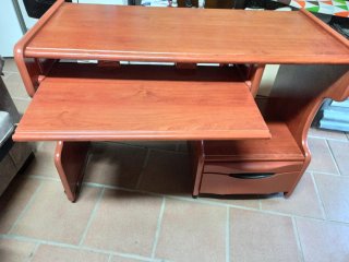 Escritorio de madera marrón