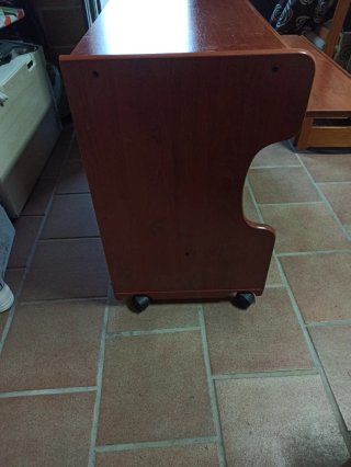 Escritorio de madera marrón