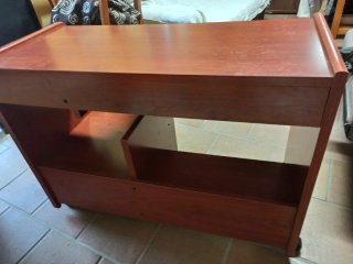 Escritorio de madera marrón