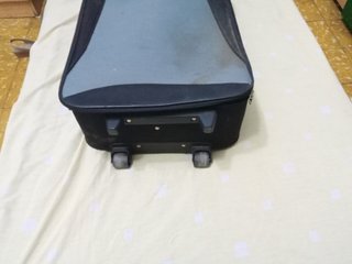 Maleta de viaje gris y negra