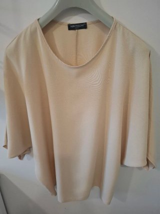 Todas valen para  Talla 42/44. Una 8€ y dos 10€