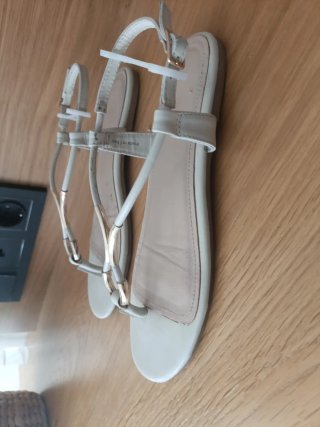 Sandalias planas blancas con detalles dorados