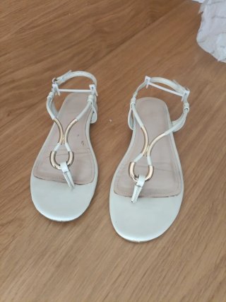 Sandalias planas blancas con detalles dorados