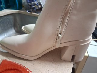 Botines beige y sandalias naranjas
