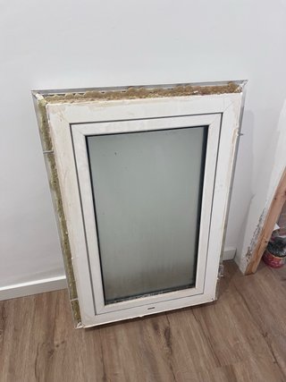Ventana de aluminio blanca