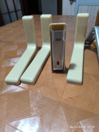 Staffe per mensole beige e marroni