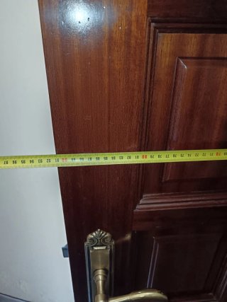 Puerta de madera maciza
