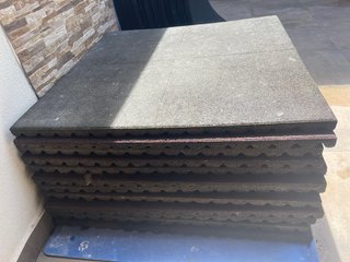 Losetas de caucho granates 1x1m. Grosor 4 cm.