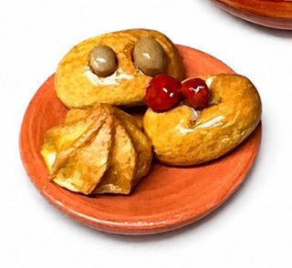Vasetti, pane e dolci per case delle bambole