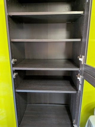 Vitrina BESTÅ Ikea cristal y madera