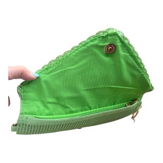 Cartera de mano tejida verde
