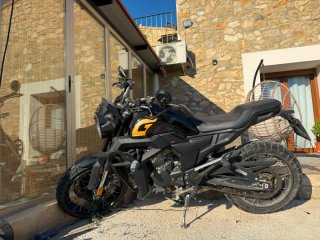 Zontes GK 125 - Moto Naked Negra