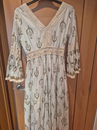 Vestido blanco y dorado con detalles