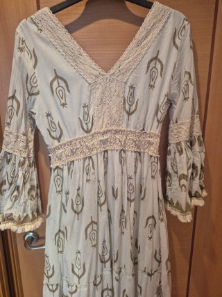 Vestido blanco y dorado con detalles