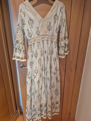 Vestido blanco y dorado con detalles