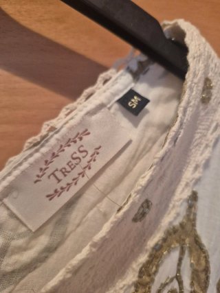 Vestido blanco y dorado con detalles
