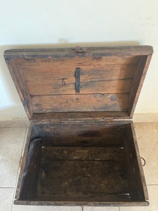 Cofre antiguo de madera con herrajes metálicos