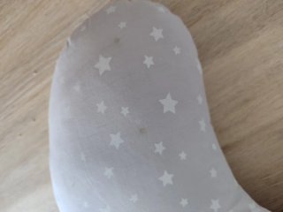 Cojín de lactancia estrellas gris.