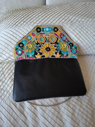 Bolso de mano con abalorios