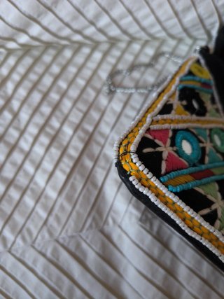 Bolso de mano con abalorios