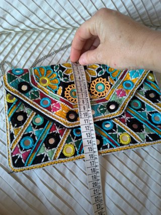 Bolso de mano con abalorios