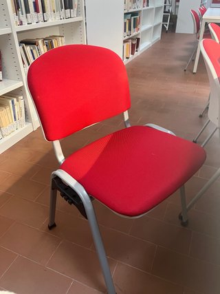 Silla roja de tela y metal