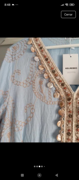 Vestido azul con bordados beige