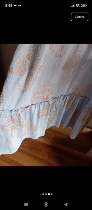 Vestido azul con bordados beige