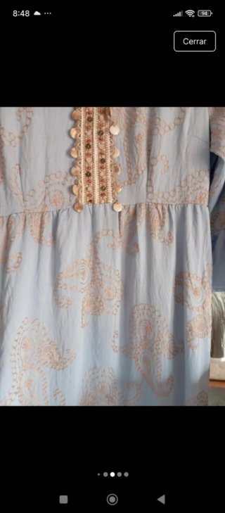 Vestido azul con bordados beige