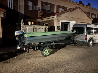 Barco de pesca recreo con remolque