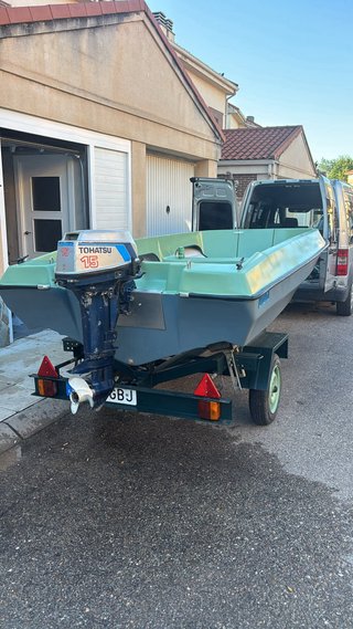 Barco de pesca recreo con remolque