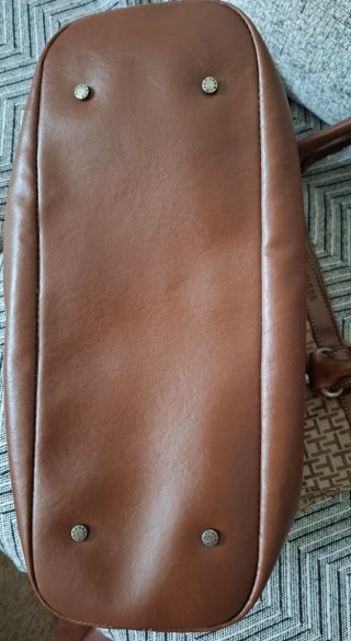 Bolso Tommy Hilfiger Beige y Marrón Muy poco uso .