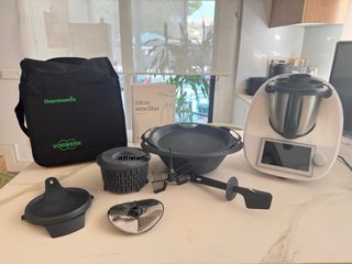 Thermomix Vorwerk con accesorios y libro