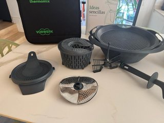 Thermomix Vorwerk con accesorios y libro