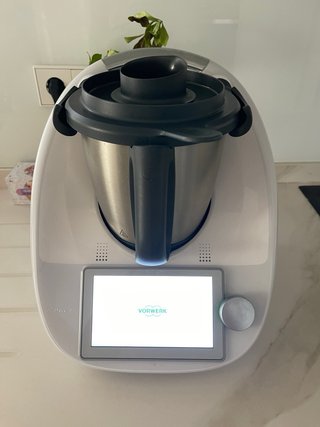Thermomix Vorwerk con accesorios y libro