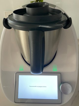 Thermomix Vorwerk con accesorios y libro