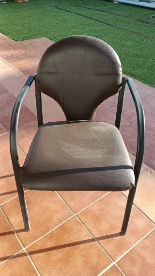 Sillas metálicas con asiento y respaldo