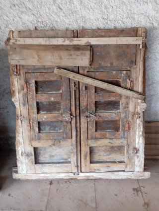 Ventana antigua con reja forja 2 hojas 130x115cm
