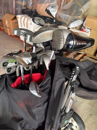 Carro y Palos de Golf