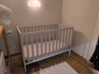 Cuna Sundvik (gris) IKEA + Colchón IKEA